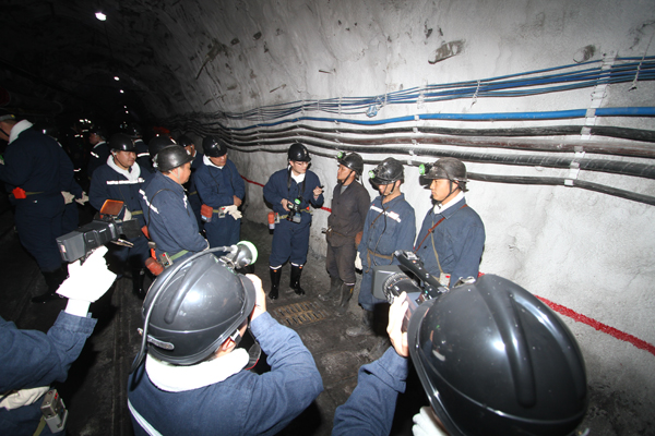 专题行记者在大湾矿井下采访当班矿工